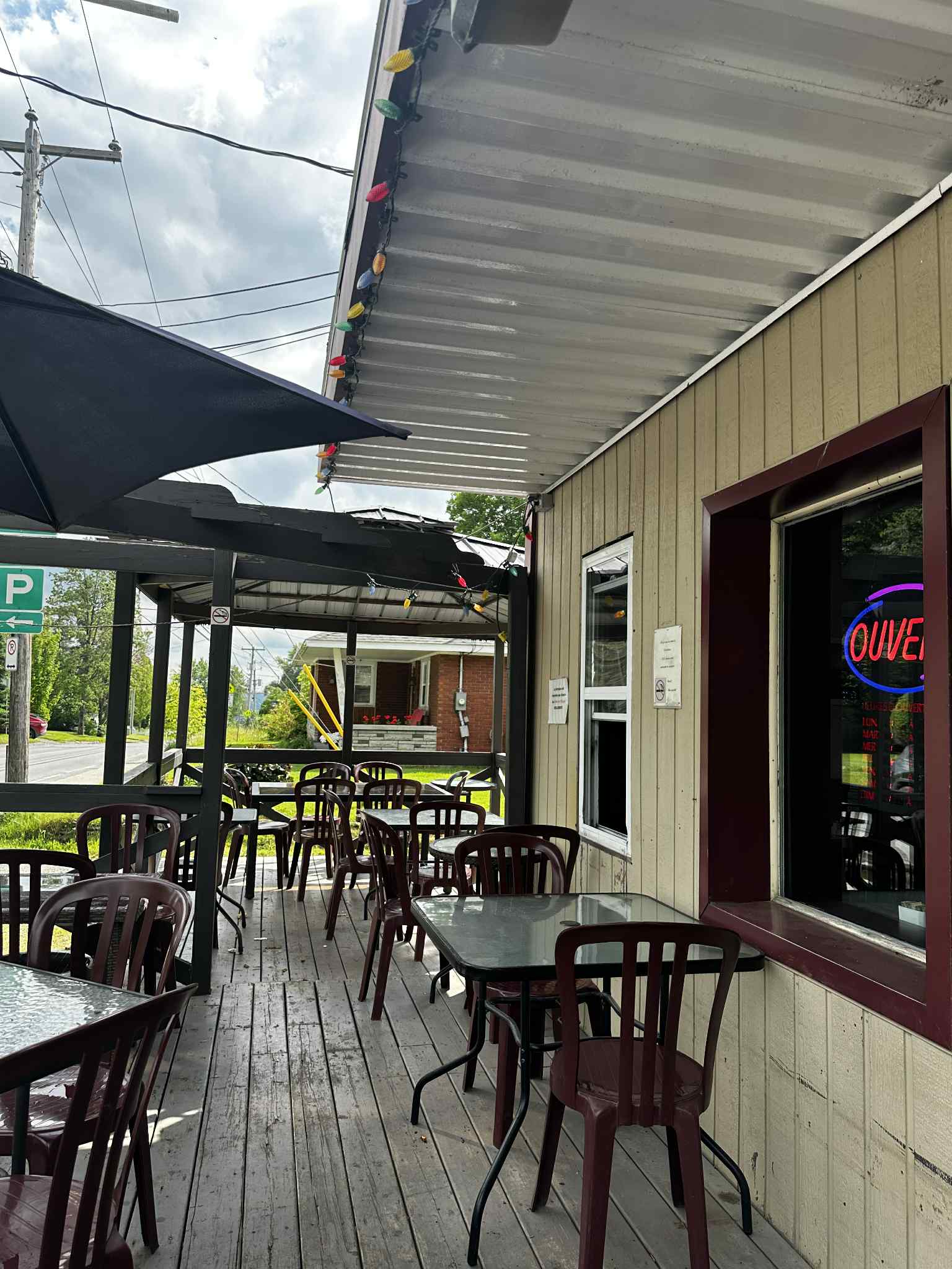 Terrasse couverte avec tables