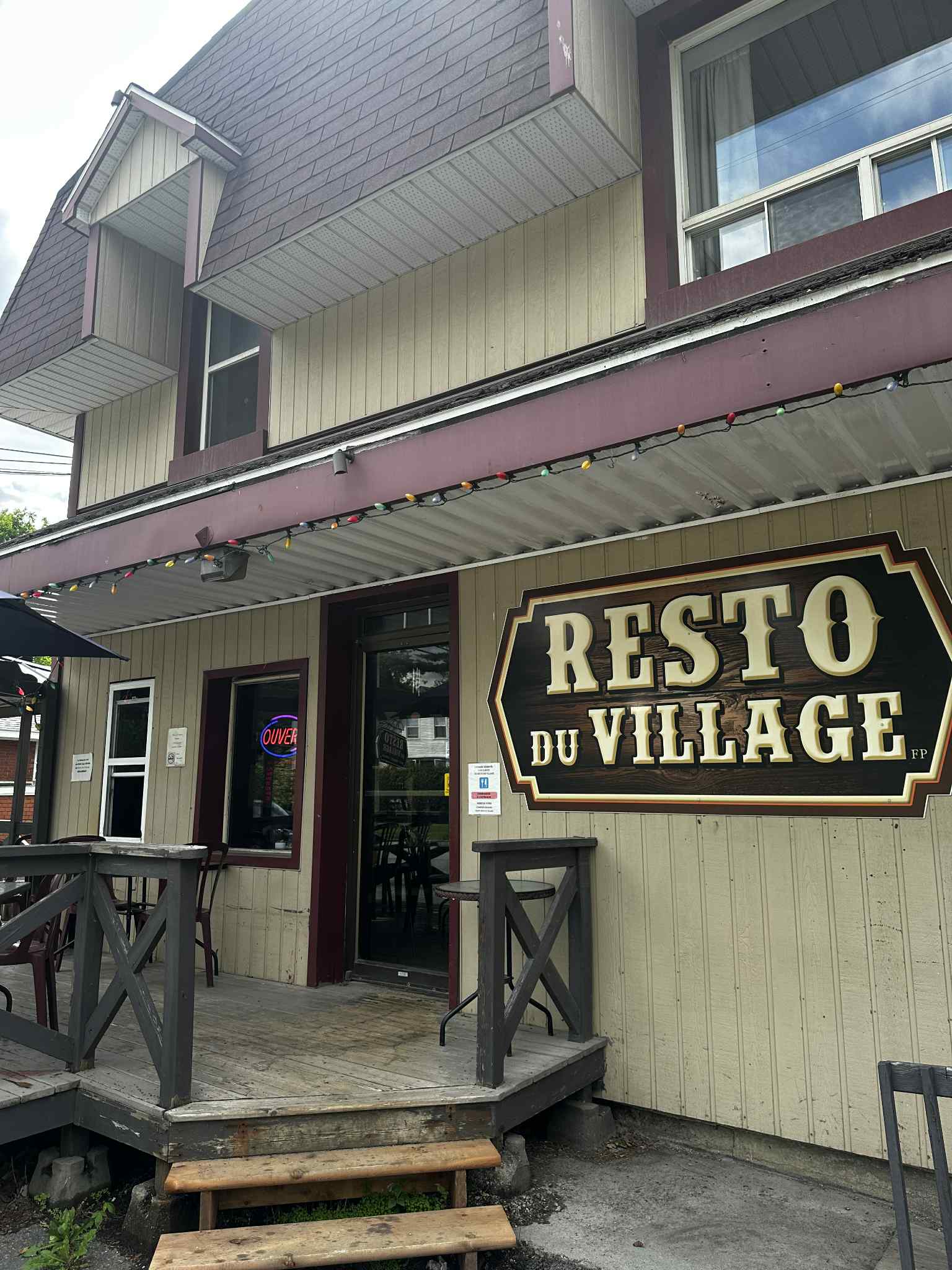 Entrée du restaurant avec grande enseigne